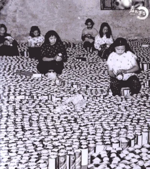 2-20世纪50年代工人们在挑选茅台酒瓶